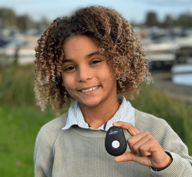 Niño con el localizador GPS para niños Spotter X10